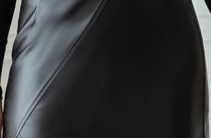 Minirock aus Kunstleder mit hoher Taille und Schlitz  Helia, schwarz