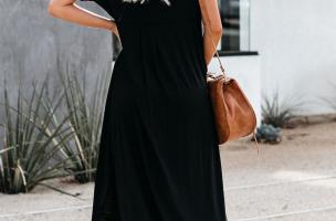 Langes Kleid mit weitem Schnitt, V-Ausschnitt, kurzen Ärmeln mit Rüschen und Schlitzen Mandelina, schwarz