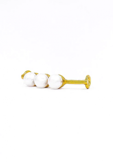 Schuhaccessoire mit dekorativen Perlen, goldfarben.
