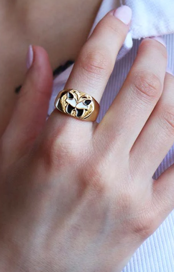 Eleganter Ring mit Schmetterlingsmotiv, goldfarben.