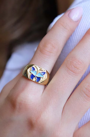 Eleganter Ring mit Schmetterlingsmotiv, blaue Farbe.