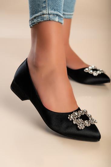 Schuhe mit Zierbrosche, schwarz.