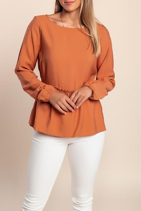 Das Model auf dem Bild ist 168 cm groß und trägt Größe M.
