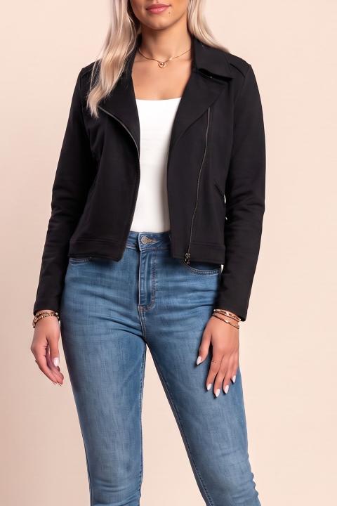 Das Model ist 175 cm groß.