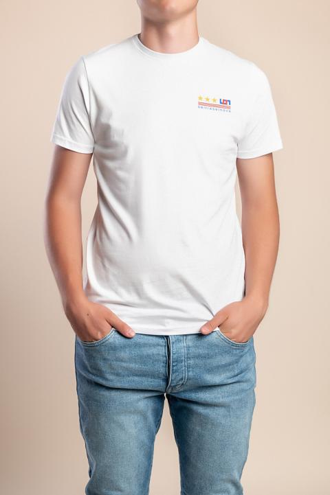 Das Modell ist 190 cm groß.
