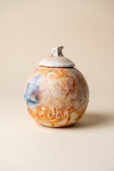 Handgefertigte glasierte Keramikvase mit Bemalung und Deckel
